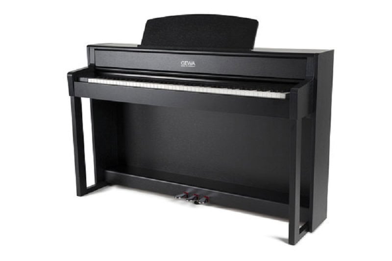 Černé digitální piano s dřevěnou klaviaturou a zvukem Steinway